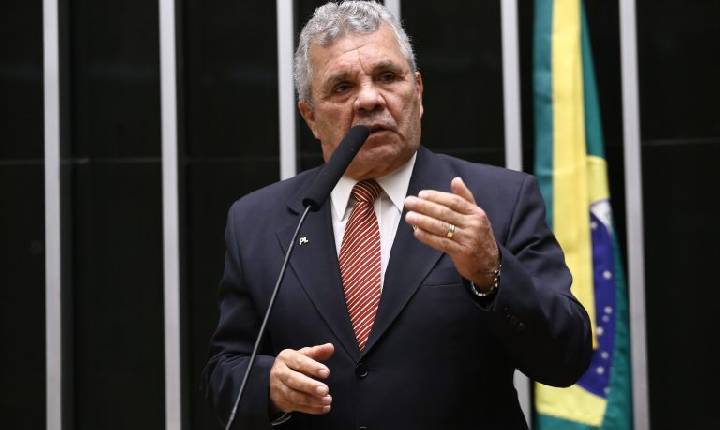 Comissão aprova projeto que proíbe armas para quem tem medida protetiva