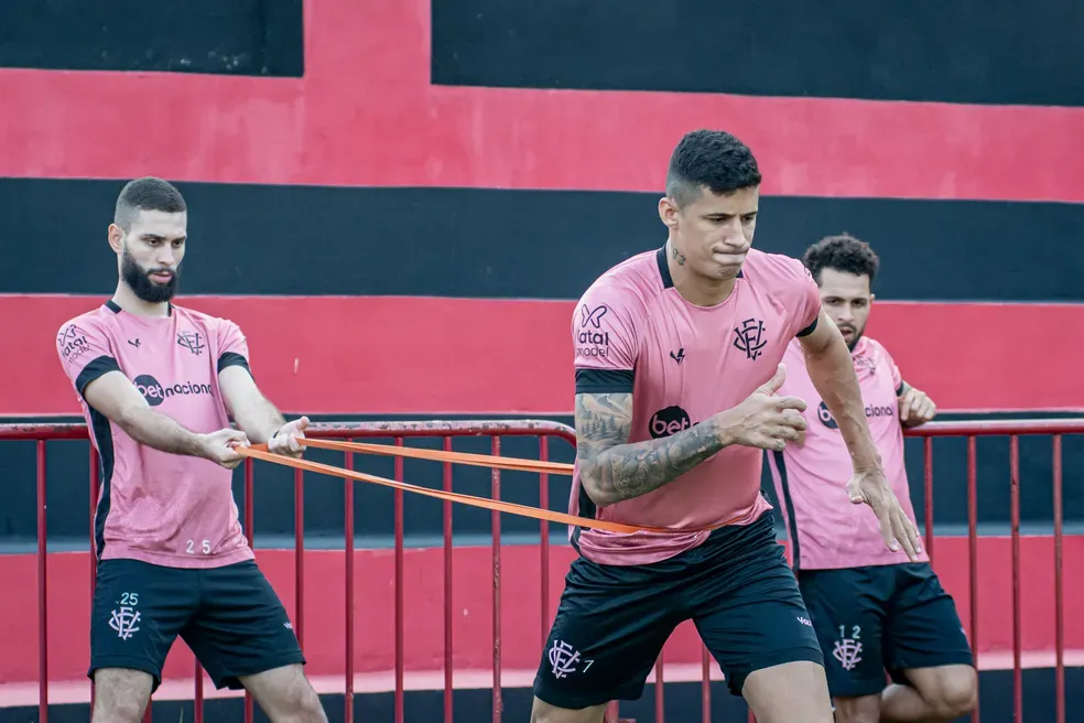 Léo Condé comandou mais um treino tático e de finalizações