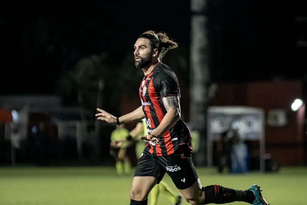 Líder Vitória vence mais uma dentro de casa