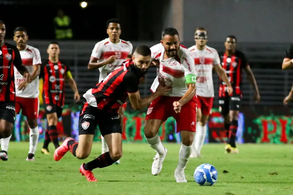 Vitória tropeça em Maceió em noite a ser esquecida