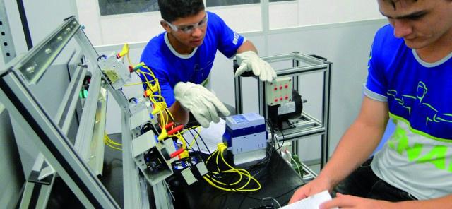 Apenas um em cada dez estudantes brasileiros cursa ensino profissional