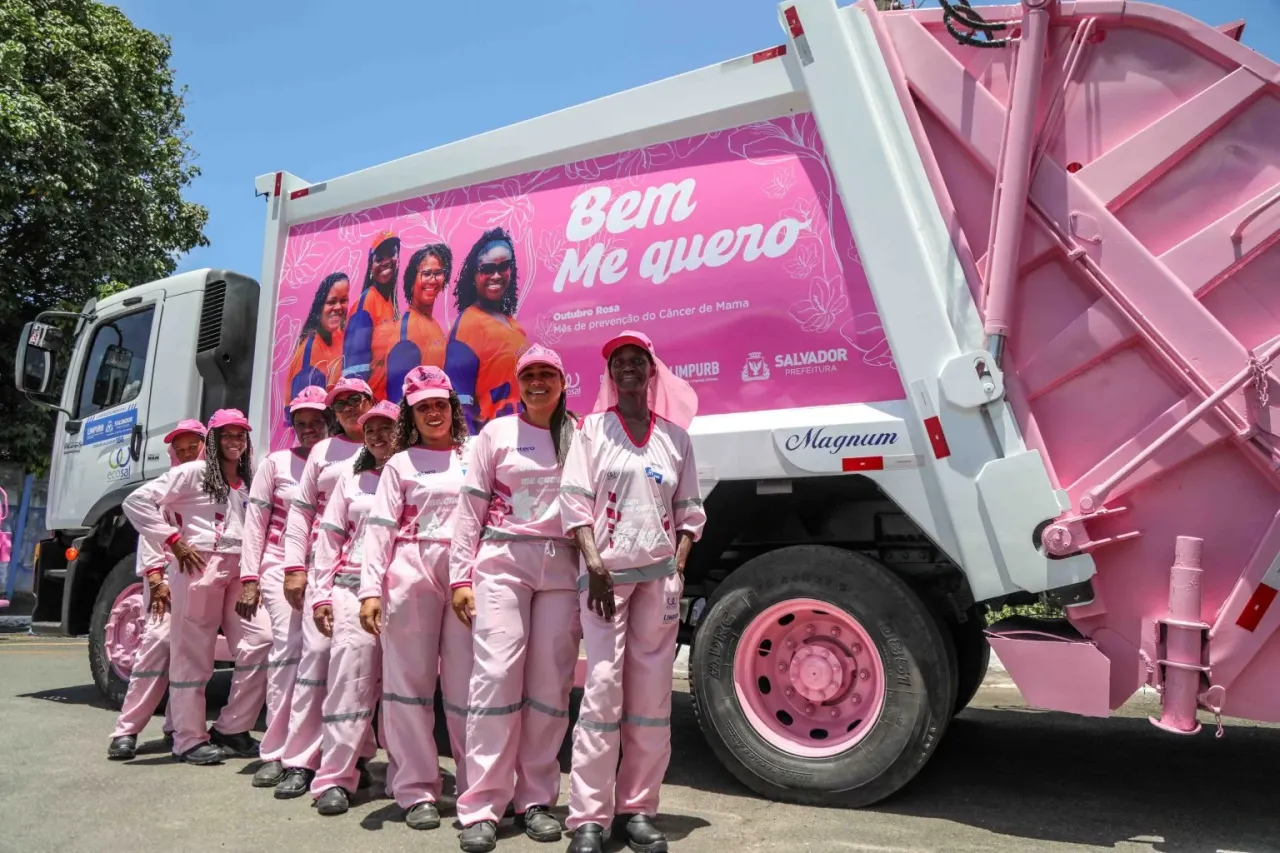 CAMINHÕES DA LIMPURB CHAMAM ATENÇÃO PARA O COMBATE AO CÂNCER DE MAMA