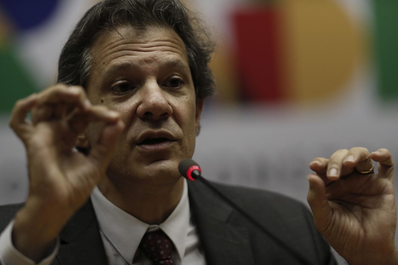 Haddad deixa entrevista sem responder sobre meta fiscal.