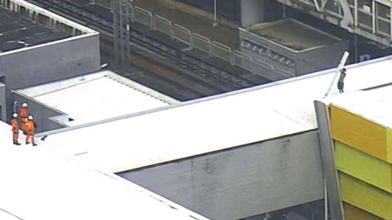 Homem sobe no teto de estação de metrô em Salvador e joga placas de metal na pista