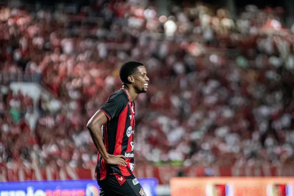 Iury Castilho tem lesão na coxa confirmada e desfalca o Vitória na próxima partida