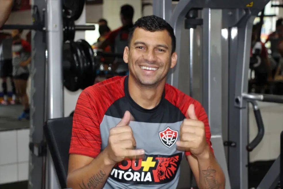 Neto Baiano acredita em título do Vitória e aprova o camisa 9 Rubro Negro
