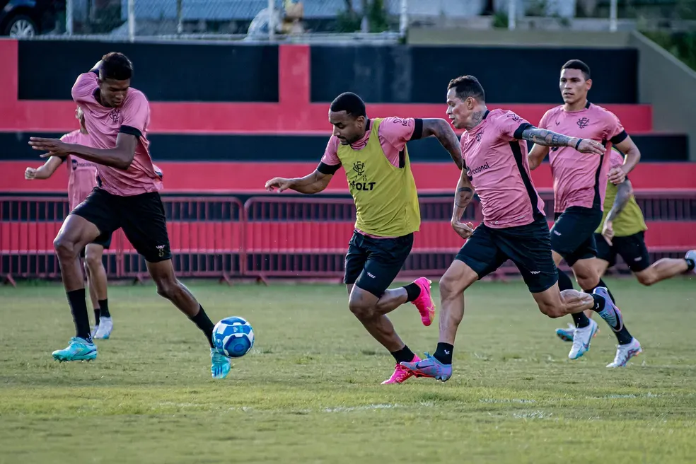 Vitória se reapresenta e reservas fazem coletivo