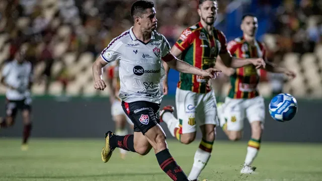 Vitória vence o Sampaio Corrêa fora de casa e mantém distância na ponta da Série B