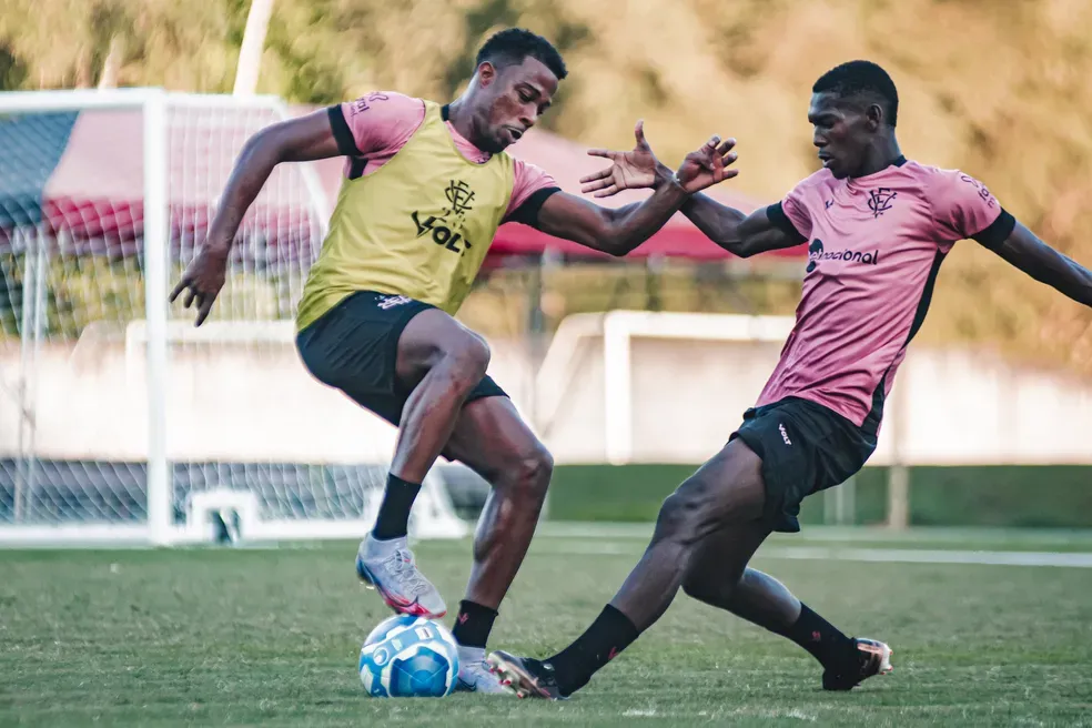 Vitória volta a treinar e tem retorno de jogador importante