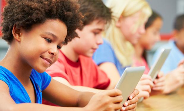 Acesso à tecnologia apresenta desafios no ensino brasileiro