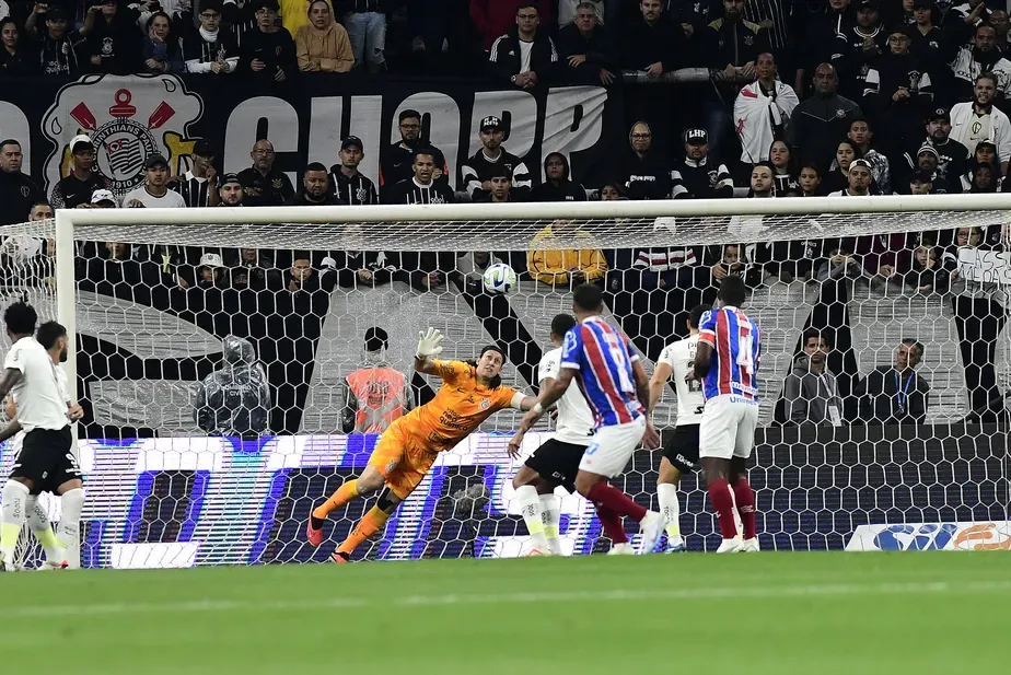 Bahia goleia o Corinthians em Itaquera e respira no Brasileirão