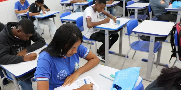 Estudantes do ensino médio terão bolsa para permanecer na escola