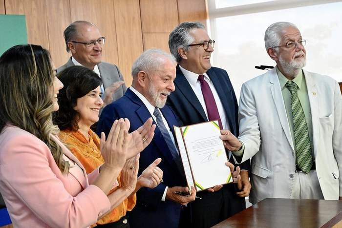 Palácio do Planalto | ao lado de Solla, Lula sanciona Lei que regulamenta a profissão de sanitarista no Brasil