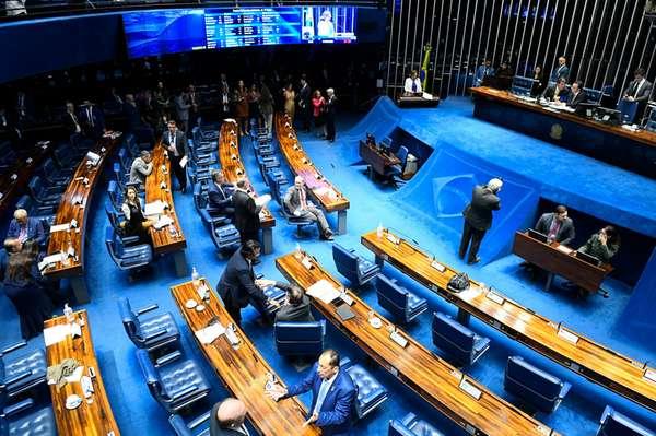 Senado aprova projeto que limita manifestação política de PMs e bombeiros