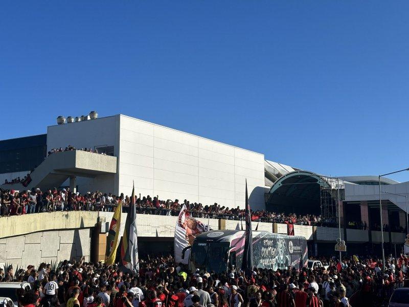 Torcida Rubro Negra faz festa no aeroporto de Salvador