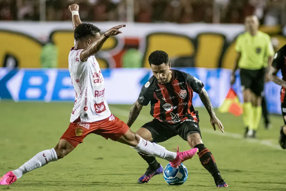 Vitória joga mal e fica no empate com o Vila Nova