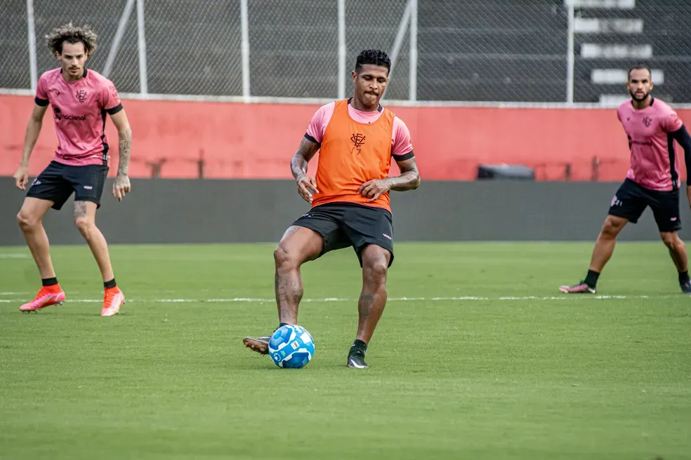 Vitória treina para enfrentar o Sport amanhã no Barradão