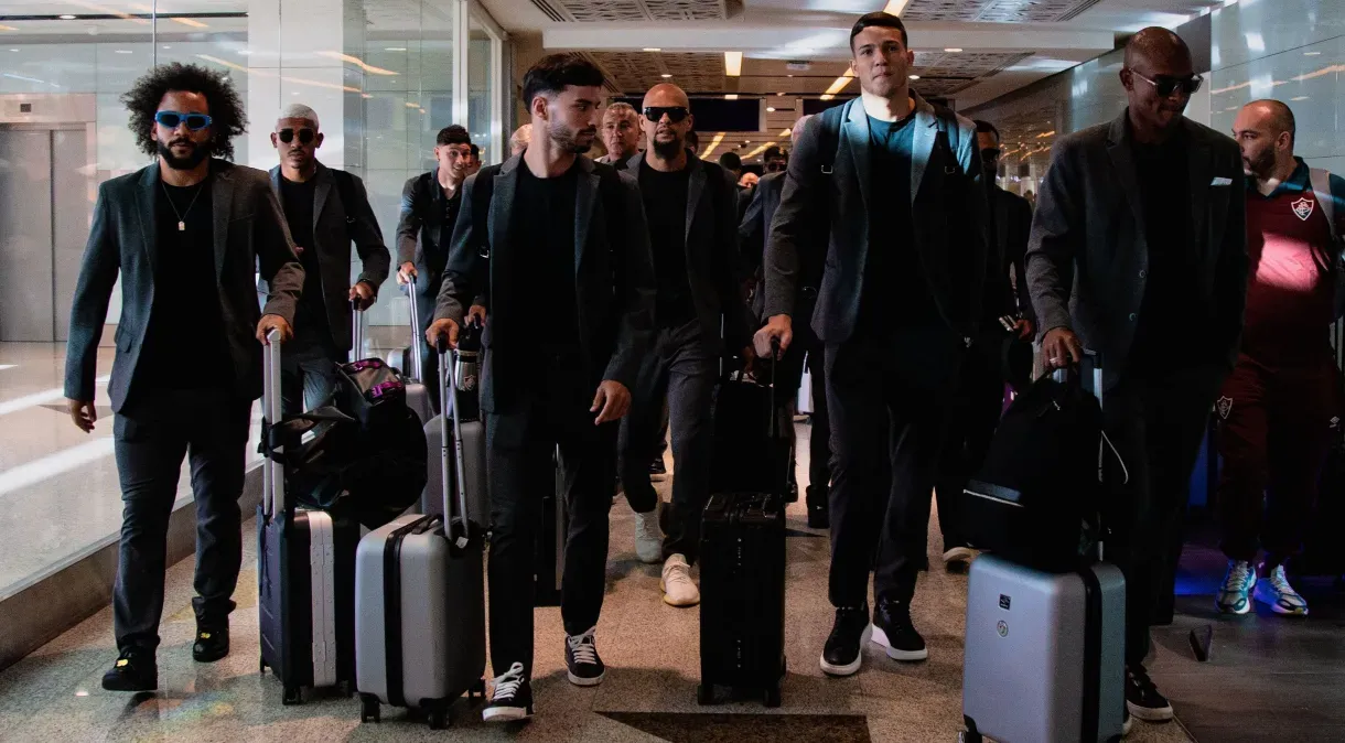 Fluminense vai à Arábia com uniforme emprestado e hat-trick inusitado