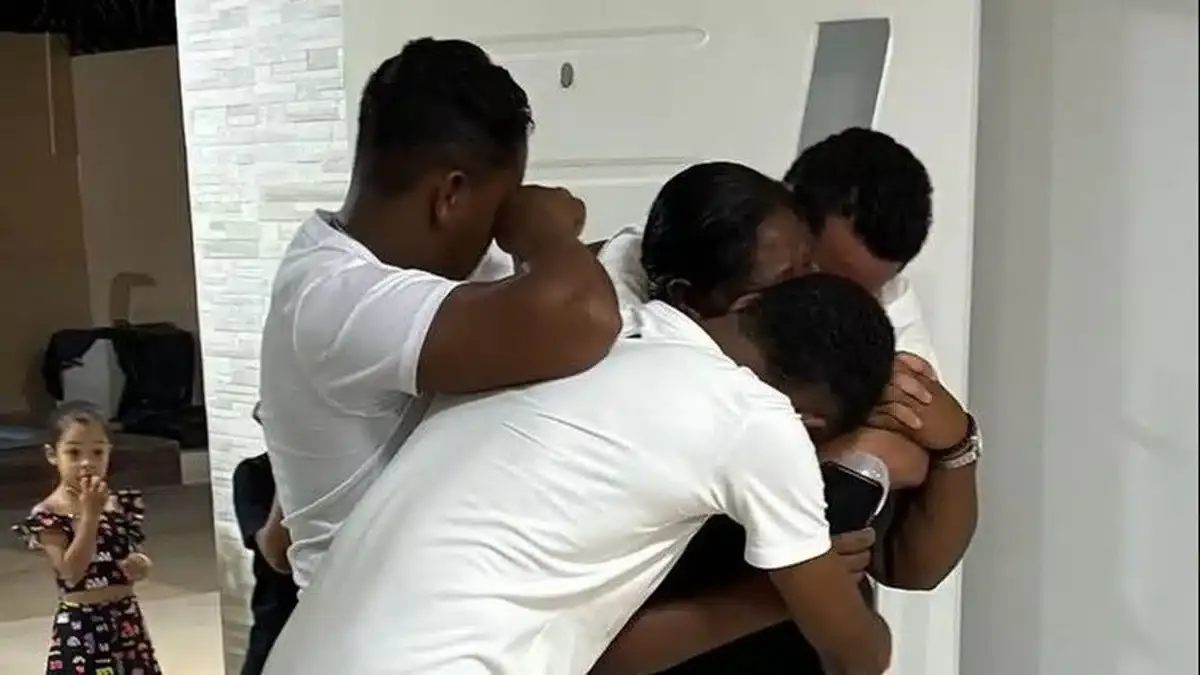 Jogador emociona o Brasil ao entregar casa de presente para mãe