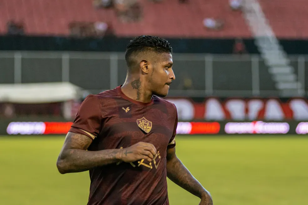 Vitória acerta com Rodrigo Andrade por mais uma temporada