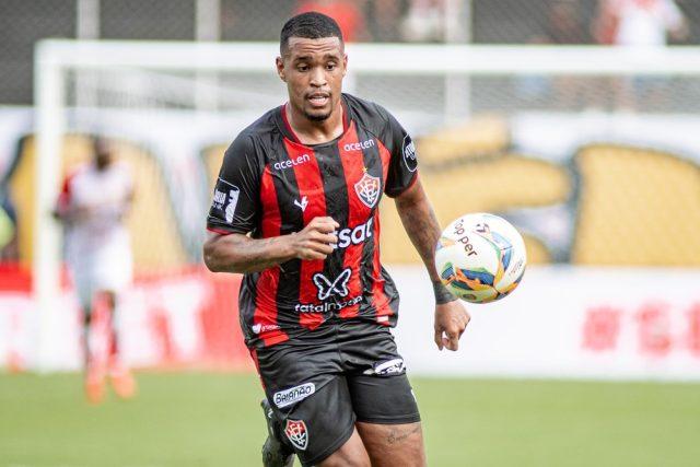 Alerrandro celebra estreia com pé direito no Vitória