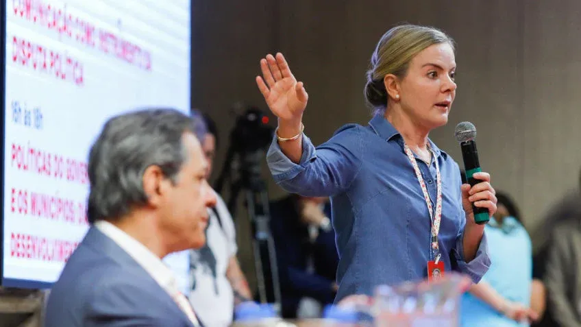 Gleisi diz que é “direito” do PT fazer alertas à política econômica.