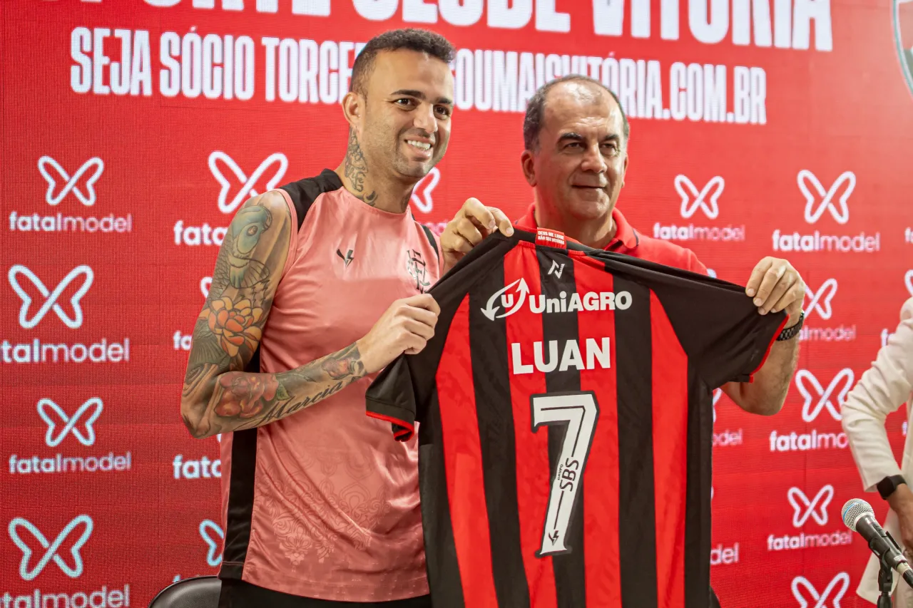 Luan é apresentado pelo Vitória e vestirá a camisa 7