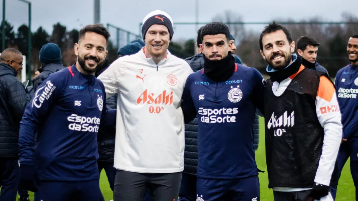 No CT do City, jogadores e funcionários do Bahia tietam De Bruyne, Haaland e Guardiola
