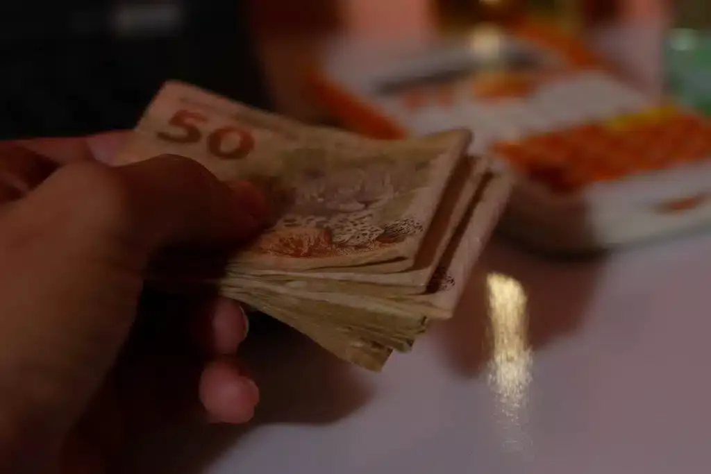 Saldo liberado até 31 de janeiro: Saque médio de R$ 3.200,00 para profissionais da educação