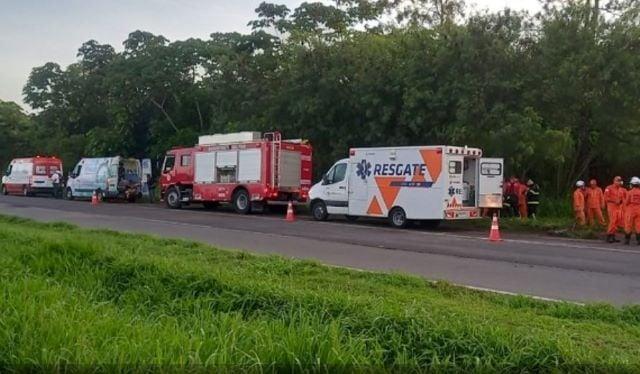 Acidente com micro-ônibus deixa 5 feridos na BR-324; vítimas fariam consultas em Salvador