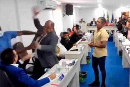 Baixaria na Câmara Municipal de Lauro de Freitas | vereadores protagonizam briga com agressão em sessão.