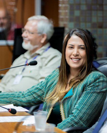 CANDIDATURA DE CLÁUDIA OLIVEIRA PODE FAZER JÂNIO DESISTIR DE REELEIÇÃO.