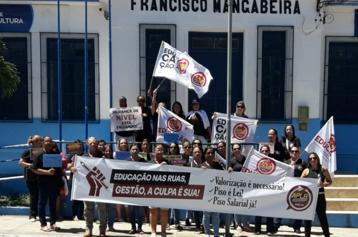 Em Itiruçu, professores saem as ruas da cidade em forma de protesto pelo não pagamento do piso salarial