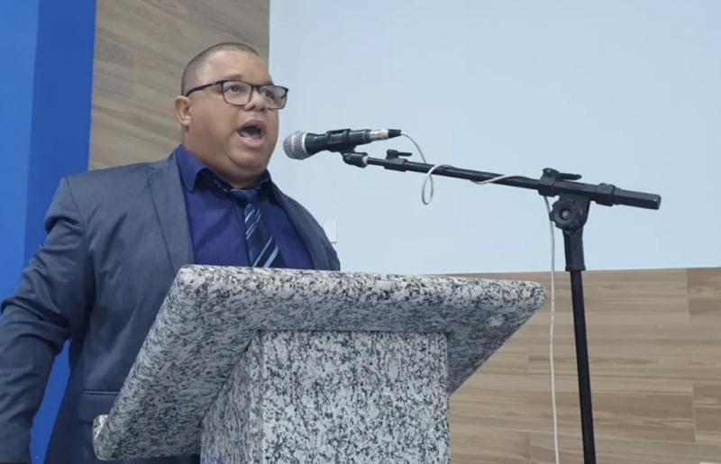 Em pronunciamento na sessão legislativa, o vereador Vanderlei Bastos (PDT) criticou o prefeito Eduardo Lima com relação às obras executadas.