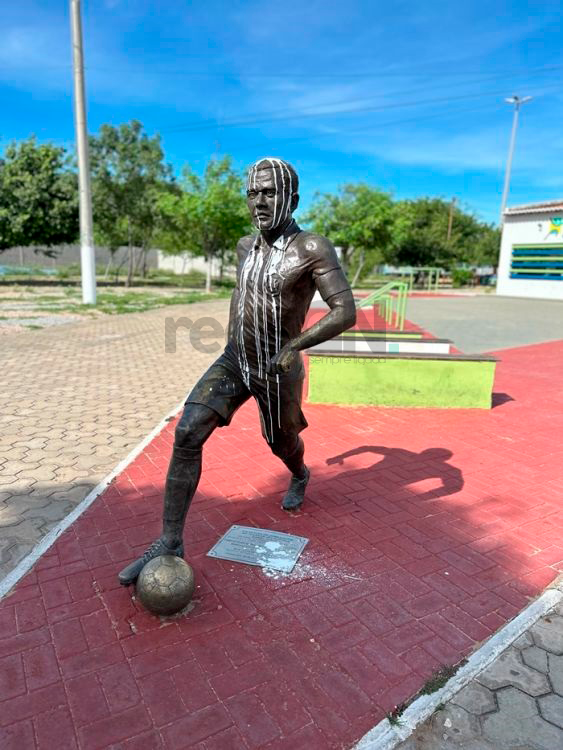 Estátua de Daniel Alves é alvo de pichação em Juazeiro- BA