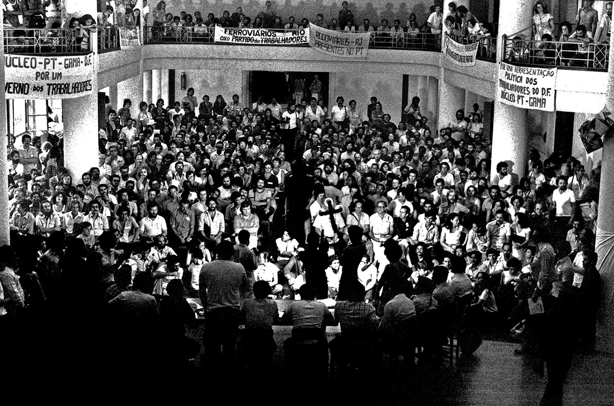 Há 44 anos nascia o PT: a estrela que brilha.