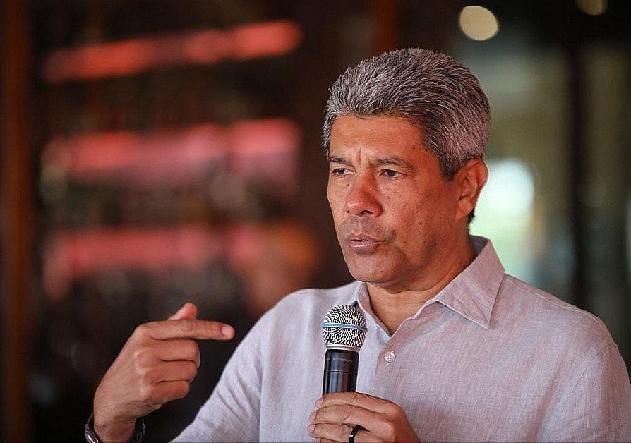 Jerônimo rebate ACM Neto, que o criticou após fala sobre aprovação em massa nas escolas.