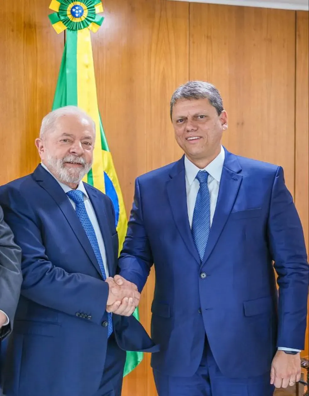 Lula abraça Tarcísio e diz que governador terá da Presidência “tudo que for necessário”