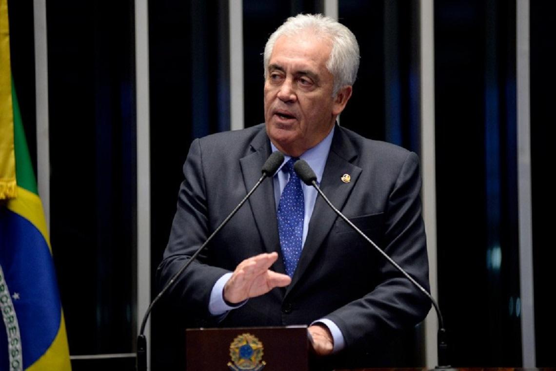Otto Alencar discute com filho de Bolsonaro no Senado