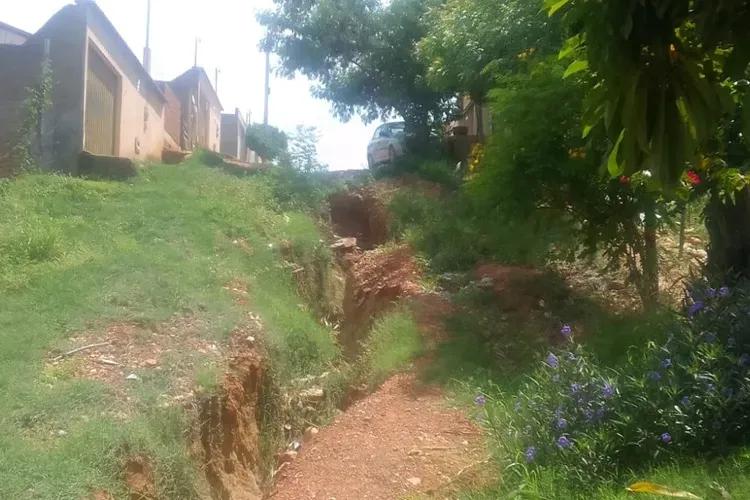 Prefeitura faz vista grossa e rua está intransitável há 7 anos.