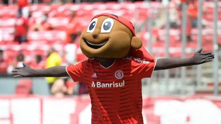 Repórter acusa mascote do Inter de importunação sexual durante o clássico Gre-Nal