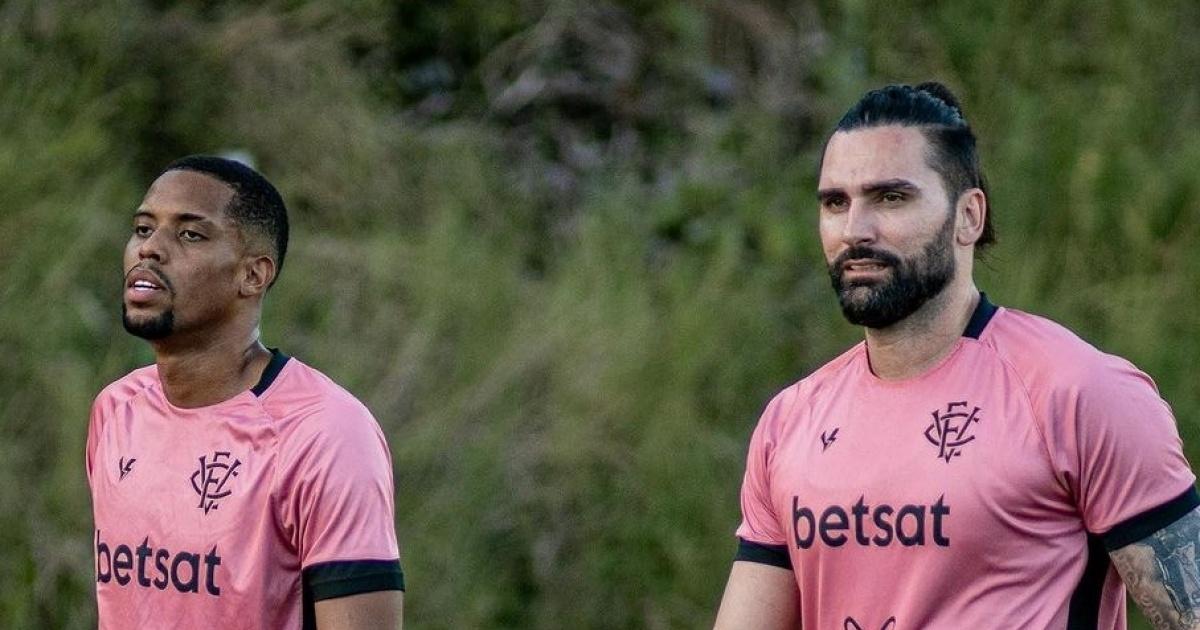 Treino do Vitória tem Léo Gamalho e Iury Castilho na transição