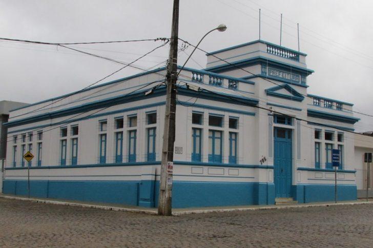 Tribunal de Contas do Município de Maracás multa gestores em R$ 2 mil após auditoria sobre distribuição de medicamentos.