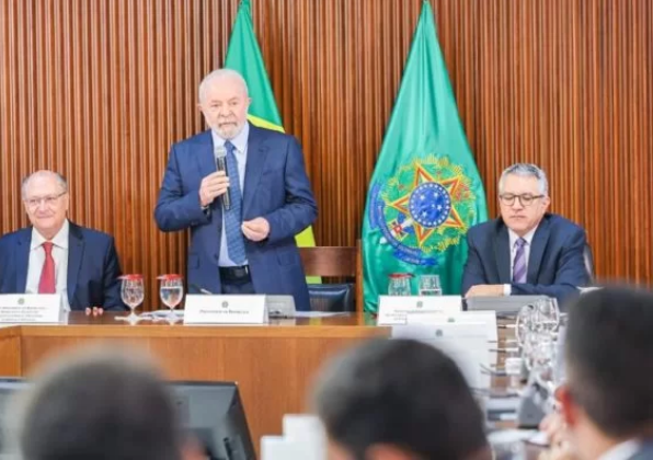 Após queda em aprovação, Lula reúne equipe para cobrar ações positivas.