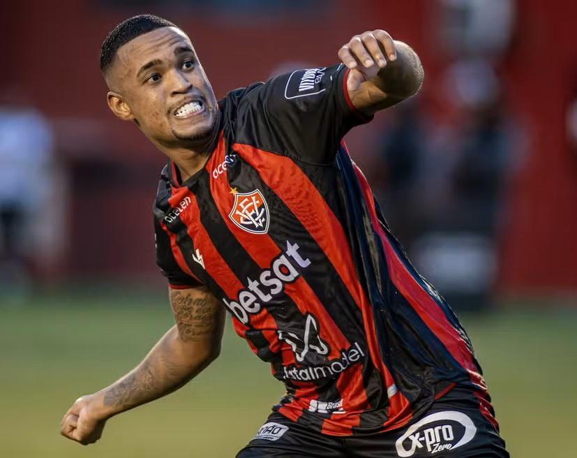 Chegada de Luiz Adriano acirra disputa no ataque do Vitória, que tem Alerrandro com bons números