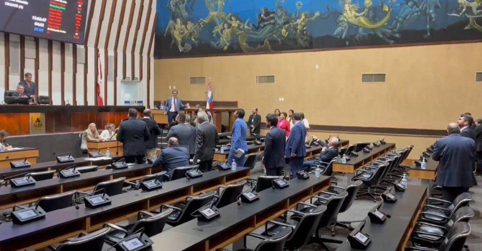 Deputados faltam votação na Assembleia Legislativa de pedido de empréstimo do Executivo.