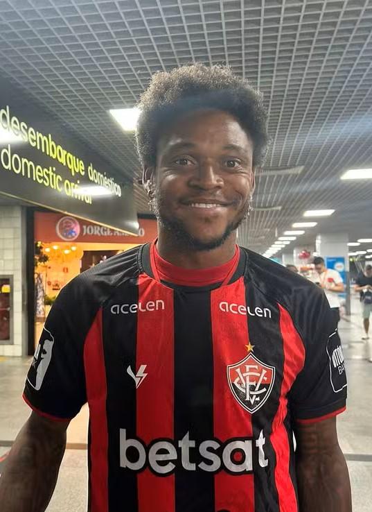 Luiz Adriano desembarca em Salvador para defender o Vitória e avalia possível estreia no Ba-Vi: 