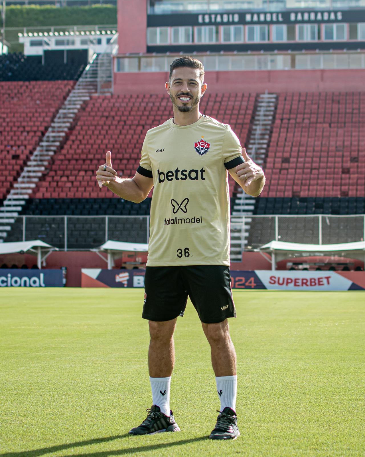 Luiz Adriano treina com elenco do Vitória e Jean Mota realiza testes físicos