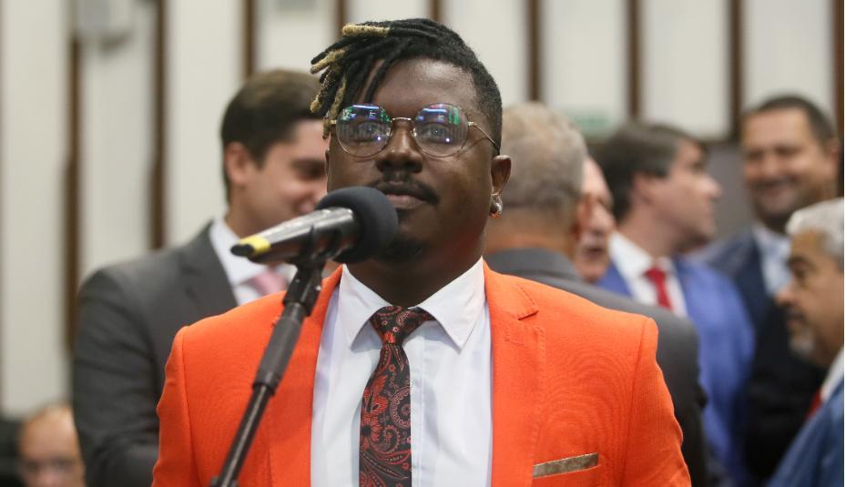 PANCADINHA PROPÕE CONCESSÃO DE COMENDA 2 DE JULHO A PARTICIPANTE DO BBB E ENFRENTA CRÍTICAS NA REDE SOCIAL.