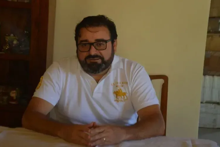 Prefeito de Condeúba é vítima de extorsão e indivíduo é preso pela PM.